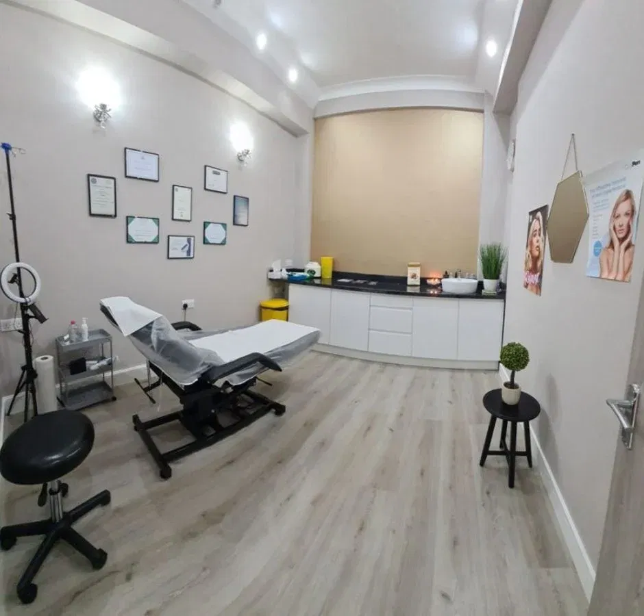 Highly skilled & experienced in full range of aesthetic and skin treatments.
